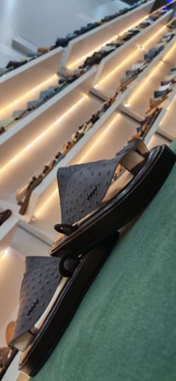 صورة حذاء شرقي جلد نعام ارضيه ملبس مريح ومانع الانزلاق